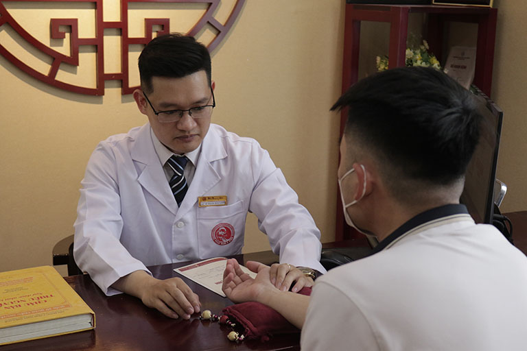 Anh Hoàng Văn T được bác sĩ Long thăm khám và điều trị xuất tinh sớm