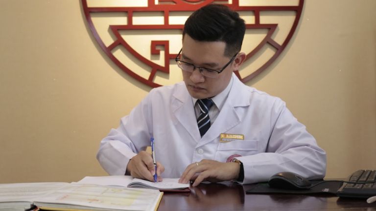 Bác sĩ Trần Hải Long công tác và làm việc tại Nhất Nam Y Viện
