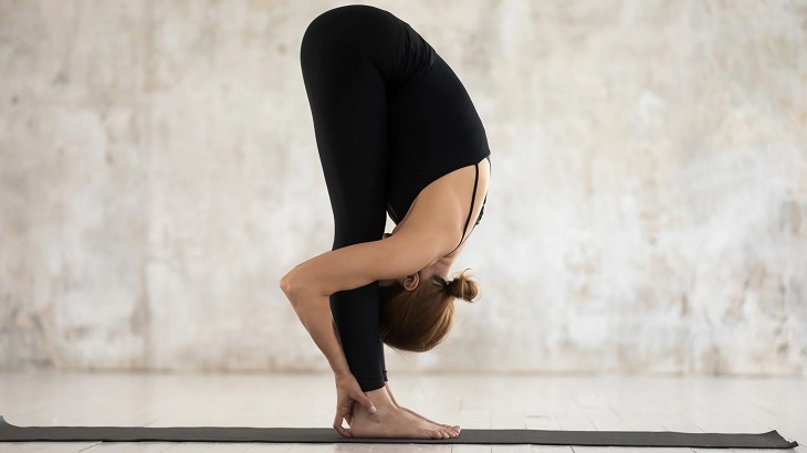 Bài tập yoga chữa tắc vòi trứng với tư thế đứng gập người