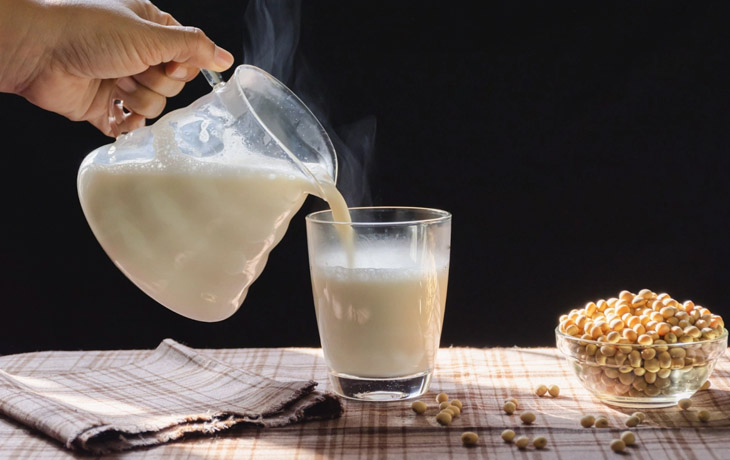 Khi ăn chay, mọi người có thể dùng sữa thực vật thay thế sữa động vật