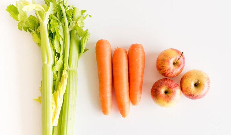 Cách làm nước ép cà rốt giảm cân với cần tây rất dễ thực hiện