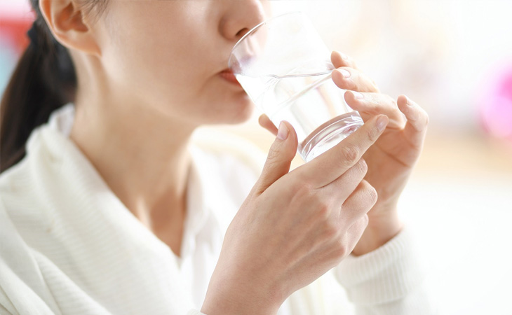 Chị em nên uống nhiều nước để cải thiện tình trạng tiểu rắt