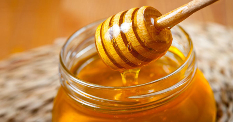 Không nên dùng mật ong cho trẻ nhỏ dưới 1 tuổi