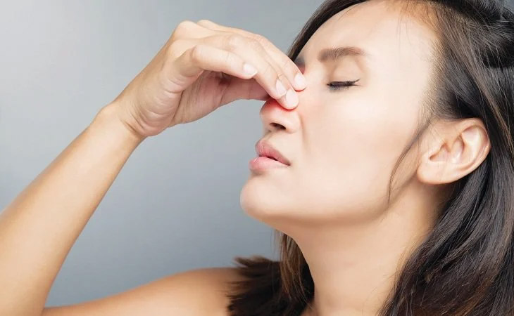 Bạn có thể bị kích ứng, bỏng rát vùng mũi nếu dùng tinh dầu sai cách