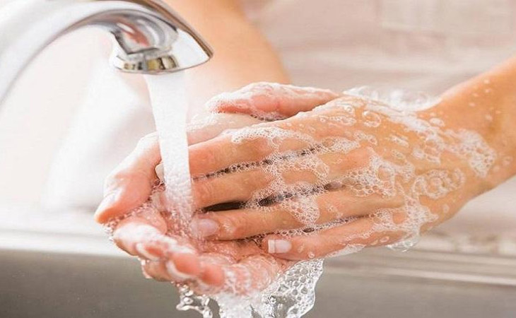 Rửa tay thường xuyên để hạn chế vi khuẩn