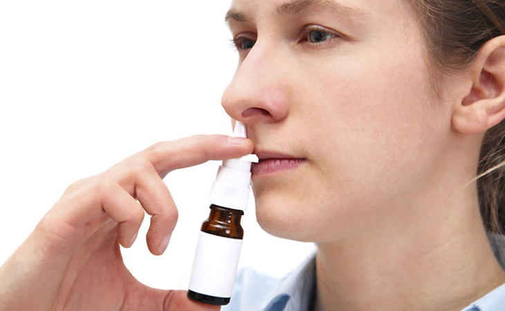 Sử dụng thuốc xịt mũi để làm giảm các triệu chứng của bệnh
