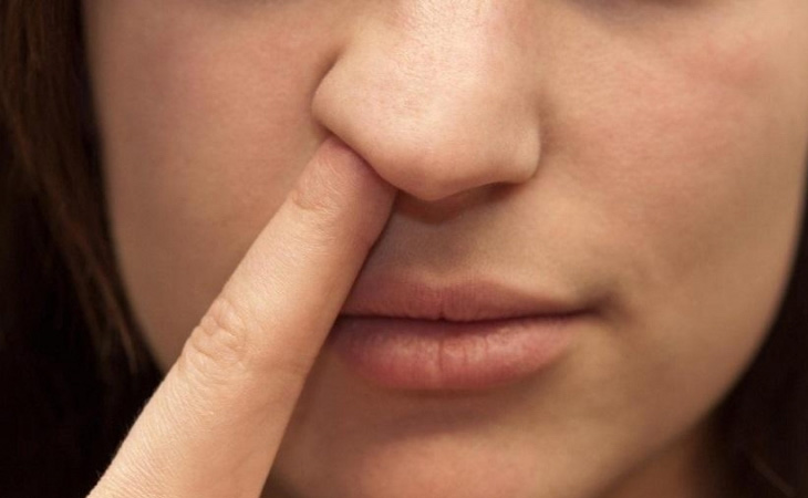 Viêm xoang bị chảy máu mũi có thể do thói quen ngoáy mũi
