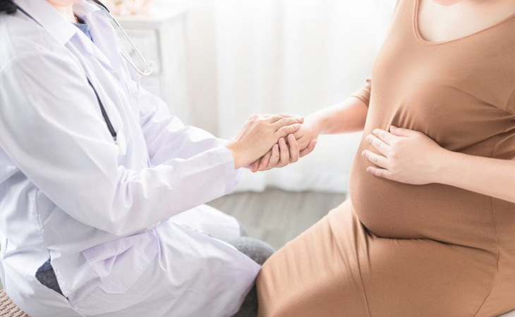 Mẹ bầu cần theo dõi sức khỏe thường xuyên