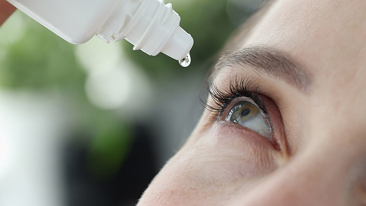 Bạn nên dùng nước muối hoặc nước nhỏ mắt để phòng tránh viêm xoang ngứa mắt